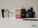 de nombreux produits de maquillage posés sur une table