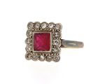 une bague ancienne en rubis et diamants