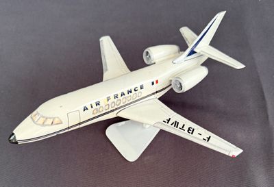 une maquette d'avion d'Air France posée sur une table