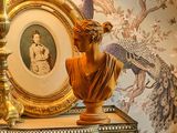une table sur laquelle se trouvent une lampe et une image représentant un oiseau