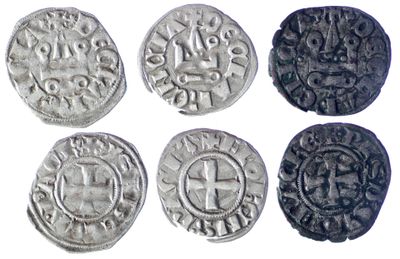 quatre pièces d'argent sur lesquelles figurent une croix et une croix
