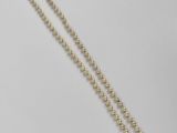 un collier en or avec une chaîne à perles rondes
