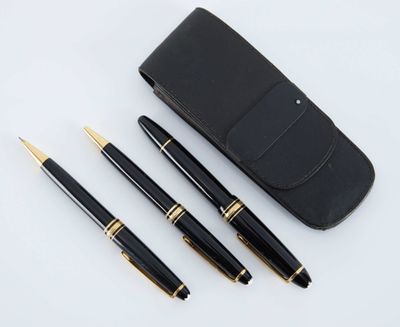 deux stylos et un étui posés sur une surface blanche