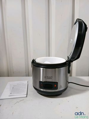 un cuiseur à riz argenté et noir posé sur une table
