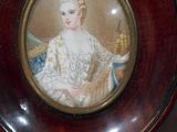 la photo d'une femme en robe sur une assiette