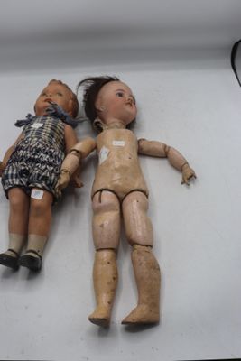 deux poupées allongées l'une à côté de l'autre sur une table