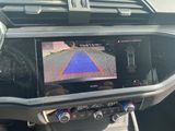 une photo du tableau de bord d'une voiture équipée d'une caméra de recul