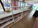 une vitrine en verre au milieu d'un magasin