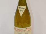 une bouteille de vin posée sur une table