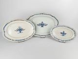 quatre pièces de vaisselle en porcelaine bleue et blanche (assiettes et plats)