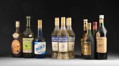 de nombreux types de bouteilles d'alcool alignés sur une table