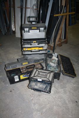 un tas d'outils posés par terre dans un garage