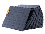 une pile de carreaux noirs sur laquelle est accrochée une étiquette