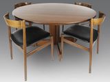 une table à manger ronde entourée de quatre chaises