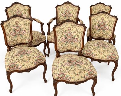 lot de six fauteuils en noyer sculpté de style Louis XV