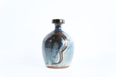 Vase boule en céramique émaillée bleu nuancé.