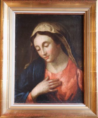 un tableau représentant une femme en robe rouge, les mains jointes