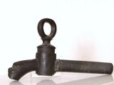 un tuyau noir muni d'un anneau, posé sur une surface blanche
