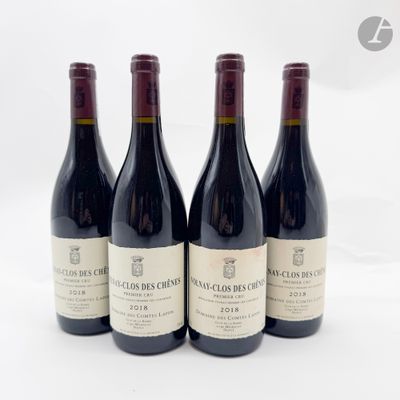 trois bouteilles de vin rouge sont alignées sur une surface blanche