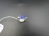 un gros plan d'une bague sertie d'un saphir bleu posée sur une table