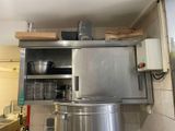 une grande casserole en métal au milieu d'une cuisine