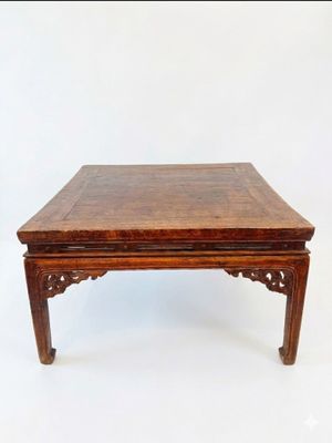 TABLE BASSE en orme sculpté, les pieds légèrement enroulé, l…