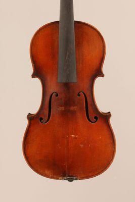 un vieux violon avec un archet accroché à son dos