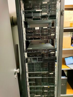 un grand rack d'ordinateurs au milieu d'une pièce