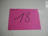 un post-it rose sur lequel est inscrit le chiffre 18