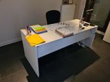 un bureau blanc avec un ordinateur dans une pièce