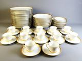 beaucoup de tasses et de soucoupes sur la table