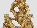 une figurine antique en bronze représentant un homme avec un arc et des flèches