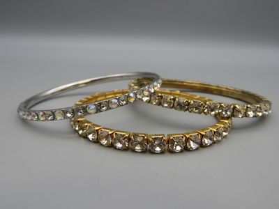 une paire de bracelets en or et en argent ornés de cristaux