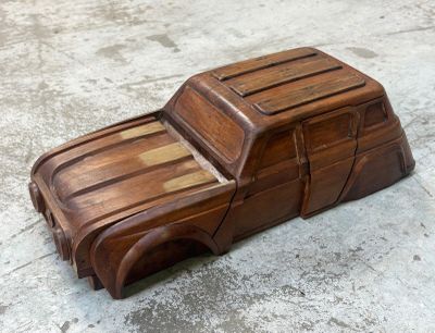 un camion jouet en bois posé par terre