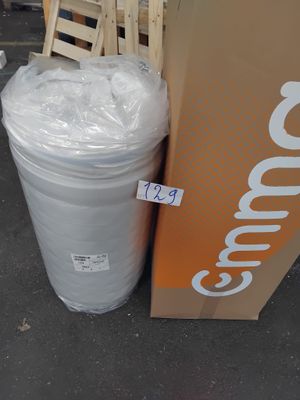 un récipient en plastique posé à côté d'une boîte en carton
