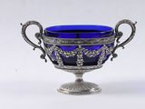 vase en verre argenté et bleu, orné de poignées décorées sur fond blanc