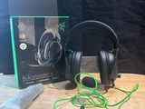 une boîte sur laquelle repose un casque audio, posée sur une table
