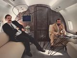 deux hommes assis sur un canapé dans un jet privé