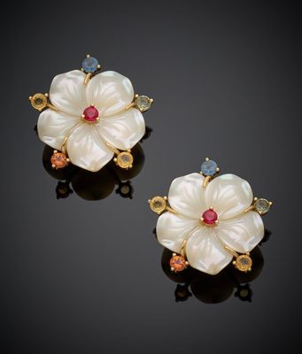 une paire de boucles d'oreilles en forme de fleur, en nacre et saphir