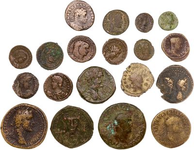 l'image d'un paquet de pièces de monnaie posé sur une surface blanche