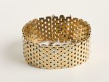 bracelet en métal doré orné de carrés sur fond blanc