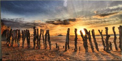 une photo d'une photo d'un coucher de soleil sur la plage