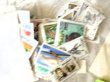 un sachet de timbres et une paire de ciseaux posés sur une table