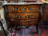 une commode surmontée d'un miroir dans une pièce