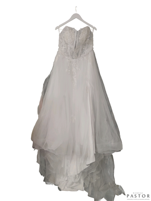 une robe de mariée suspendue à un cintre sur fond blanc