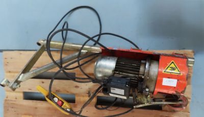 a machine that is sitting on top of a wooden pallet