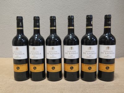 six bouteilles de vin sont alignées sur une table
