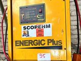 une machine jaune posée sur une table