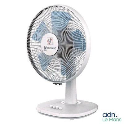 une photo d'un ventilateur de table blanc posé sur un pied blanc