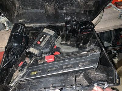 une boîte à outils contenant des outils et une personne tenant un marteau